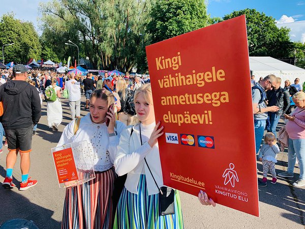 Участники Праздника песни и танца пожертвовали в пользу больных раком более 40 кг наличных денег, или 25 800 евро