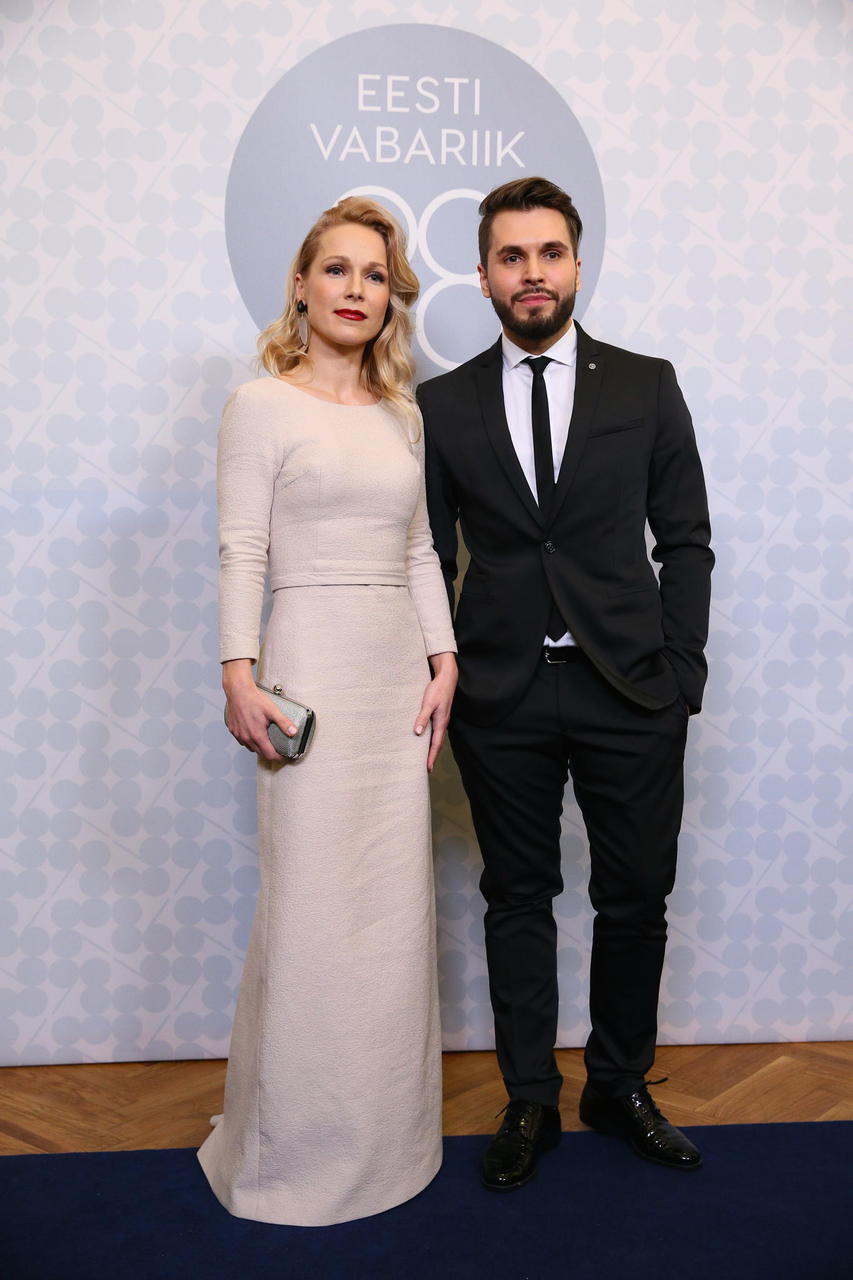 Well-known ladies donate President’s reception dresses in support of cancer patients. The auction has started!